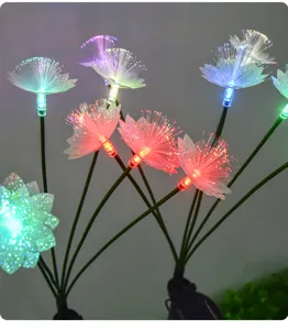 Gros plan détaillé de lampes LED solaires colorées en fibre optique, parfaites pour la déco du jardin.