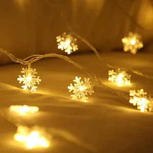 Warm witte LED sneeuwvlok lichterketting voor kerstboom en gezellige feestelijke kamerdecoratie.
