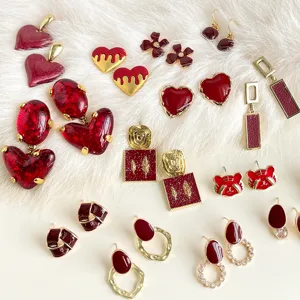 Vintage Anker rot geometrische Ohrringe Detail, Retro Gold Tropfen Glasur Modeschmuck.