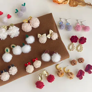 Süße Herbst Winter Plüsch Haarball Schleife Ohrstecker Für Damen Handgefertigt Kupfer Legierung Künstliche Perle Leopardenmuster Herzform Ohrringe