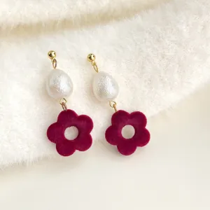 Süße rote Samt Blumen Ohrringe mit weißer Perle, Herbst Winter französische Ohrhänger Schmuck.