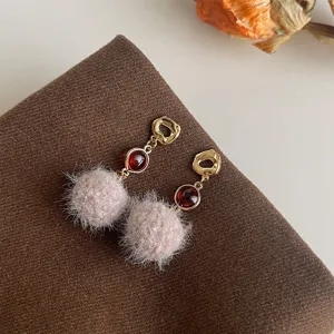 Schicke herbst winter plüsch ball ohrringe elegante gold rote kristall damen schmuck