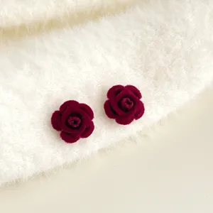 Samt Rosen Ohrstecker in dunklem Rot, süßes florales Design für stilvolle Herbst und Winter Looks.