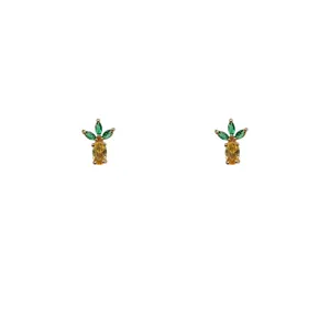 Süße mini Ananas Ohrstecker besetzt mit funkelnden grünen und gelben Zirkonia Steinen.