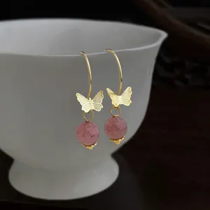 Vista detallada de pendientes colgantes de mariposa de cuarzo fresa vintage francés con estilo.
