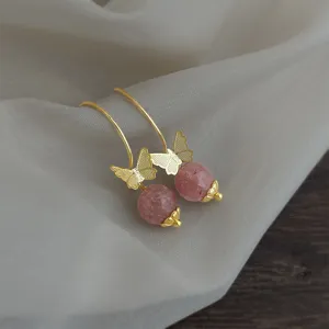 Pendientes colgantes vintage de cuarzo fresa natural con elegante diseño de mariposa.