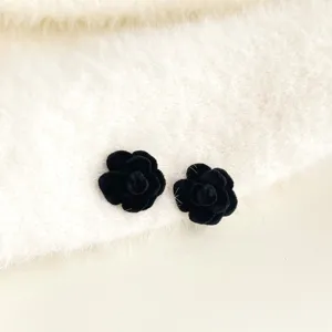 Exquisite schwarze Samt Kamelie Blumen Ohrringe, elegante Winter Ohrstecker für Damen.