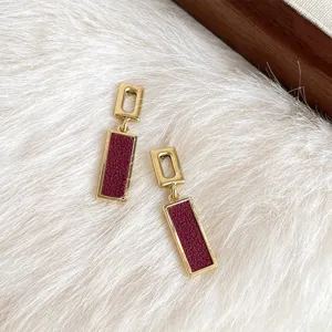 Französische Vintage Ancora rote geometrische Ohrringe mit edlem Metall und Texturdetail.