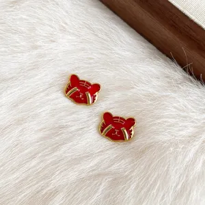 Detailaufnahme französischer Vintage roter Emaillierter Tiger Ohrringe im Golddesign.