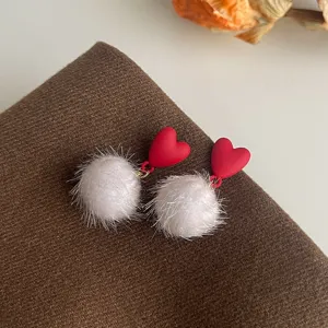 Charmante Winter Plüsch Herz Ohrringe Detail, flauschiger weißer Bommel Anhänger, süß.