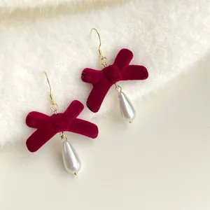 Rote Samtschleife Ohrringe mit tropfenförmigen Perlenanhängern, süßer Herbst Winter Schmuck.