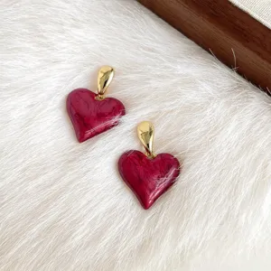 Vintage rote Herz Ohrringe mit goldem Metalltop, elegante Detailaufnahme für schicken Look.