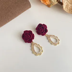 Schicke rote Samtrosen Ohrringe mit Perlen und filigranem Anhänger, elegante Handarbeit.