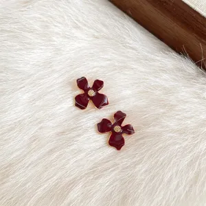 Detailaufnahme der französischen Retro-Ankara-Rot-Tropfglasur-Ohrringe mit goldenem Rand.