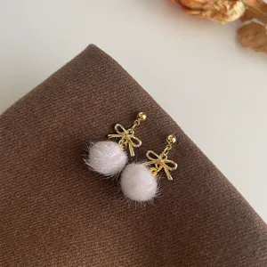 Süße flauschige Pom-Pom Ohrringe mit goldenem Schleifen Design für Damen im Herbst Winter.