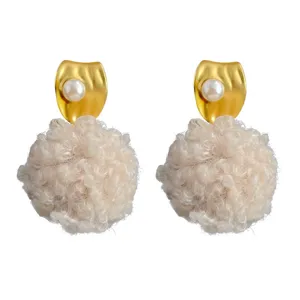 Detailansicht der flauschigen Fellkugel Ohrringe im Herbst Winter Stil mit Goldperle.