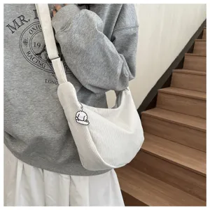 Borsa a tracolla bianca in velluto a coste da donna, borsa casual alla moda con ciondolo.