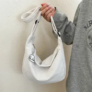 Borsa a tracolla in velluto a coste bianco da donna borsa casual con ciondolo cucciolo.