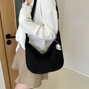 Borsa a tracolla nera casual in maglia da donna, borsa a secchiello minimalista alla moda.