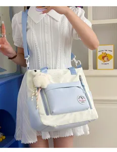 Vue détaillée du cabas en toile avec poche avant, motif d'étoiles et charm lapin peluche.