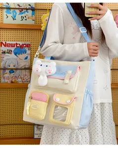 Bolso de hombro de lona estilo japonés con múltiples bolsillos y lindo colgante de gato.