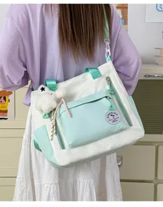 Grand sac cabas en toile style japonais pour etudiants avec bloc de couleur et joli pendentif.