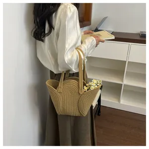 Geflochtene Strohtasche Detailansicht, bequeme Umhängetasche mit floraler Dekoration.