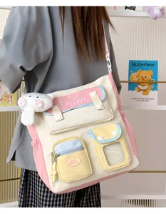 Vista detallada del bolso pastel, diseño multi-bolsillo con tierno colgante de felpa de gato.