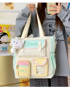 Bolso bandolera de lona estilo japonés para estudiantes, bolso casual grande con colgante de peluche.