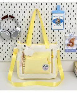 Sac cabas en toile jaune vue de détail, sac bandoulière décontracté avec pendentif lapin.