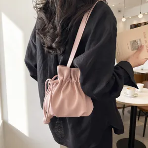 Sac bandoulière élégant en cuir rose pour femme, sac seau décontracté de grande capacité.