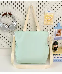 Bolso tote de lona verde menta informal con correa ajustable, ideal para la escuela y el uso diario.