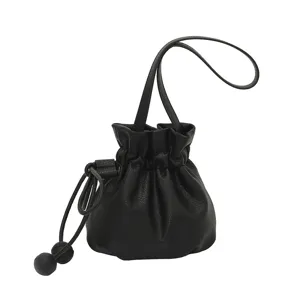 Sac seau minimaliste en cuir noir avec cordon, sac à bandoulière décontracté pour femme élégante.