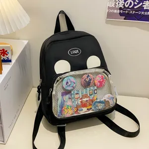 Vista dettagliata di uno zaino ita nero con finestra frontale trasparente per spille anime.