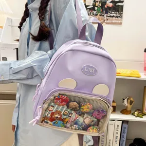 Vista dettagliata di un elegante zaino viola chiaro con tasca trasparente e orecchie d'orso.