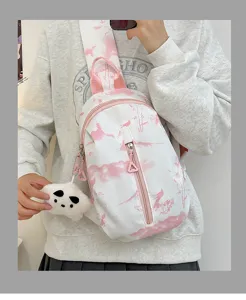 Bolso de pecho tie-dye rosa con bonito colgante de panda, bandolera informal.