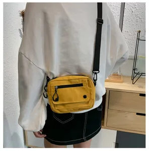 Borsa a tracolla casual in tela con cinturino nero regolabile e tasca frontale zip.