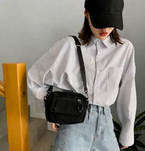 Borsa a tracolla casual in tela nera da donna con tasca frontale e tracolla regolabile