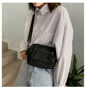 Borsa a tracolla casual in tela nera da donna, pratica borsa messenger con tasca frontale.