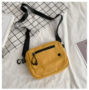 Borsa a tracolla in tela gialla dettaglio con cinghia nera e tasca con zip
