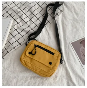 Borsa a tracolla casual in tela gialla con tasca frontale e tracolla regolabile per giorni.