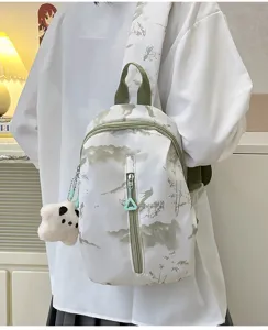 Primer plano detallado del bolso de pecho de moda con textura de tela y práctico bolsillo.