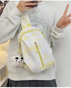 Bolso de pecho tie-dye cruzado con colgante de felpa, bolso casual y elegante.