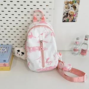 Bolso de pecho cruzado tie-dye rosa para mujer, mochila informal elegante con colgante.