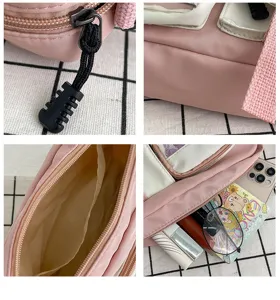 Vue détaillée d'un sac en toile rose montrant la fermeture éclair et les multiples poches.