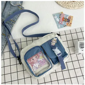 Détail de sac bandoulière en toile, design multi-poches, sac quotidien pour étudiant casual.
