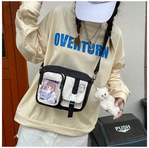 Sac bandoulière en toile noir et blanc détail avec poche carte et joli pendentif d'ours.