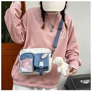 Sac bandoulière décontracté en toile pour femme avec poche transparente et joli pendentif.