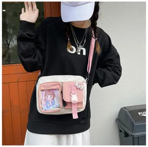 Sac bandoulière en toile style coréen avec poche avant transparente et design tendance.