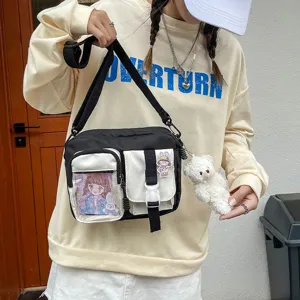 Sac bandoulière en toile pour femme, élégant sac à plusieurs poches avec pendentif.